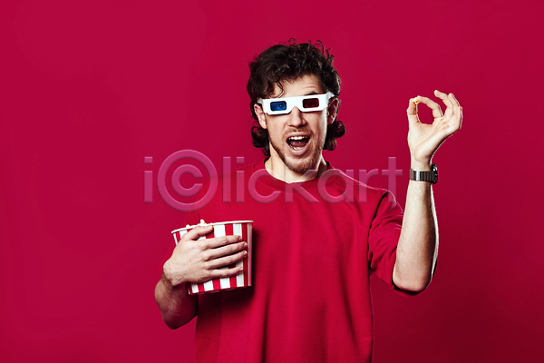 행복 남자 성인 성인남자한명만 한명 JPG 앞모습 포토 해외이미지 3D안경 들기 빨간색 상반신 영화 잡기 팝콘 해외202310