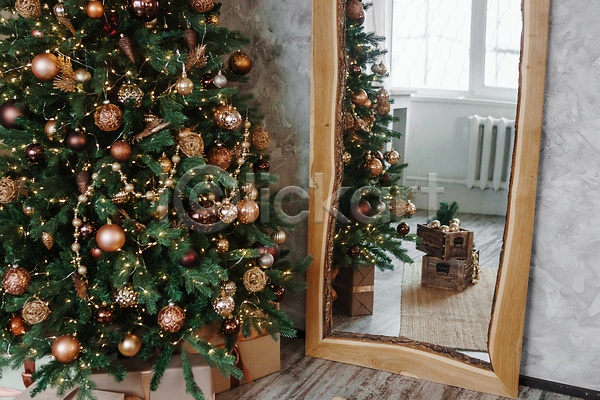 분위기 사람없음 JPG 포토 해외이미지 거울 겨울 나무바닥 반사 선물상자 오너먼트 장식 크리스마스 크리스마스장식 크리스마스트리