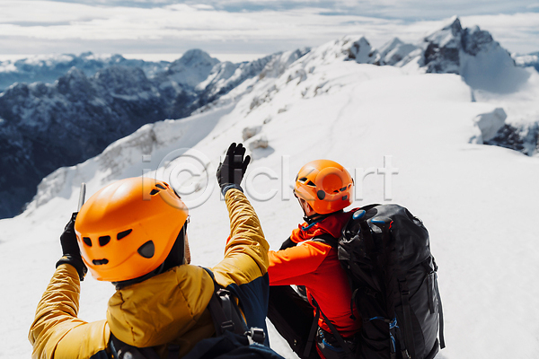 남자 두명 성인 성인남자만 JPG 뒷모습 포토 해외이미지 가리킴 눈(날씨) 등산 상반신 설산 손뻗기 스키 스키복 야외 여행 해외202310 헬멧