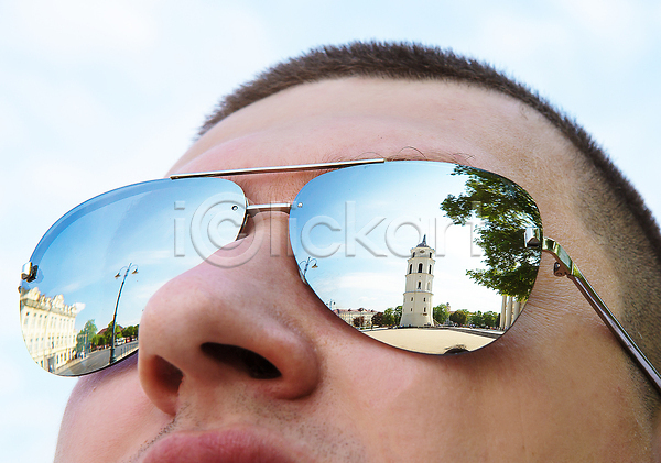 남자 한명 JPG 포토 해외이미지 거울 건축양식 도시 도시풍경 리투아니아 맑음 명승지 반사 뷰티 선글라스 센터 수평선 안경 여행 유럽 전통문화 종탑 태양 파란색 파일럿 하늘 해외202310