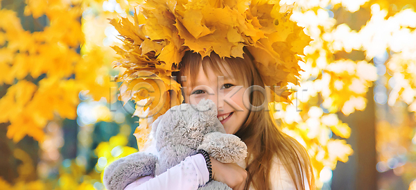 기쁨 행복 백인 사람 아기 어린이 한명 JPG 포토 해외이미지 10월 9월 가을 가족 걸음마 계절 공원 나무 내추럴 노란색 놀이 단풍 모자 미소 뷰티 빨간색 숲 야외 얼굴 오렌지 웃음 잎 자연 작음 장난 카피스페이스 컬러풀 해외202310 해외포토 황금
