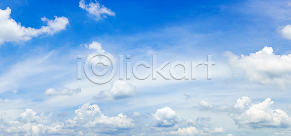 분위기 자유 사람없음 JPG 포토 해외이미지 계절 구름 날씨 내추럴 맑음 뷰티 빛 솜털 수평선 야외 여름 우주 자연 장면 주간 추상 파노라마 파란색 풍경 하늘 해외202310 해외포토 햇빛 환경 흐림 흰색