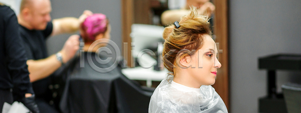 백인 사람 성인 세명 여자 청소년 JPG 포토 해외이미지 고객 공구 금발 돌봄 머리 머리빗 모델 미용사 뷰티 비즈니스 상점 서비스 스타일 스타일리스트 실내 앉기 얼굴 업무 염색 유행 이발 자르기 장비 장신구 직업 치료 컬러 해외202310 해외포토 헤어스타일