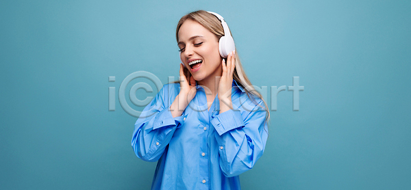 귀여움 행복 휴식 여자 한명 JPG 포토 해외이미지 MP3 고립 노래 듣기 라이프스타일 모델 모바일 무선전화기 백그라운드 벽 볼륨 스마트폰 스타일 실내 음악 이어폰 파란색 해외202310 해외포토 핸드폰 헤드폰 흰색