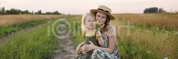 기쁨 산책 자유 행복 두명 사람 아기 어린이 JPG 뒷모습 포토 해외이미지 가족 건강 걸음마 금발 꽃 꽃다발 내추럴 노란색 데이지 모자 밭 봄 뷰티 식물 알레르기 야생동물 엄마 여름 육아 자연 초록색 캐모마일 해외202310 해외포토 햇빛 허브 환경