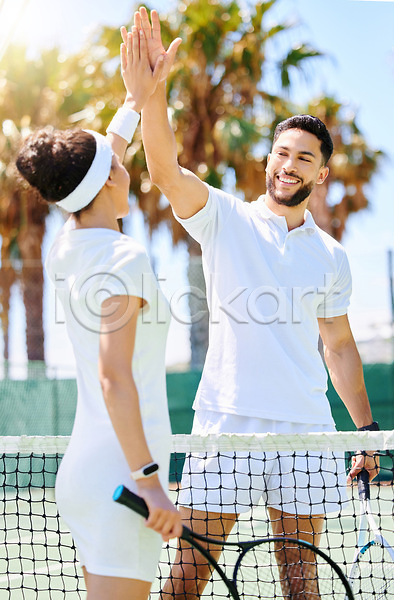 남자 두명 성인 성인만 여자 JPG 포토 해외이미지 마주보기 미소(표정) 상반신 손들기 야외 테니스 테니스라켓 테니스복 테니스장 하이파이브 해외202310 햇빛