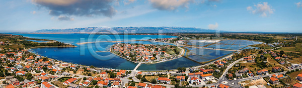 사람없음 JPG 포토 하이앵글 해외이미지 건물 건축양식 관광지 교회 구시가지 다도해 달마시안 도시 도시풍경 마을 만 물 바다 석호 섬 소금 안테나 역사 재산 조감도 중세 지중해 크로아티아 타운 탑 파란색 하늘 항구 해변 해외202310 해외포토