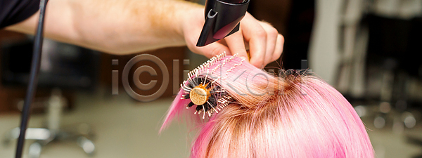 신체부위 JPG 포토 해외이미지 드라이어 머리빗 머리셋팅 머리손질 머리카락 미용사 미용실 분홍색 짧은머리 해외202310