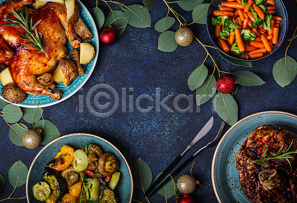 사람없음 JPG 포토 하이앵글 해외이미지 구이 닭고기 수저 식사 오너먼트 유칼리나무 접시 크리스마스 풀잎 해외202310