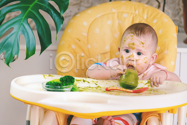 남자 남자아기한명만 아기 한명 JPG 아웃포커스 앞모습 포토 해외이미지 먹기 상반신 앉기 채소 해외202310