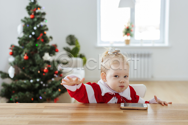 백인 아기 여자 여자아기한명만 한명 JPG 앞모습 포토 해외이미지 가족 상반신 손내밀기 스마트폰 앉기 의자 크리스마스 크리스마스트리 해외202310 휴가