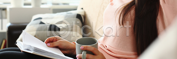 행복 휴식 백인 사람 성인 여자 한명 JPG 포토 해외이미지 1 가족 뉴스 다이어리 독서 디톡스 라이프스타일 리빙 마시기 머그컵 명상 방 뷰티 소파 실내 앉기 유일 음료 잡기 주택 책 취미 커피 컨셉 컵 해외202310 해외포토