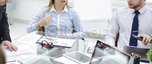 계약 마케팅 변화 성공 우정 축하 함께함 행복 협력 백인 세명 JPG 포토 해외이미지 경영자 금융 긍정 노동자 노트북 동료 문서 백그라운드 비즈니스 비즈니스맨 사무실 악수 업무 정장 주택 지원 직업 친구 컨셉 탁자 토론 통신 포트폴리오 해외202310 해외포토 환영 회사 힘