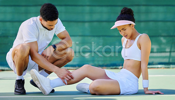 남자 두명 성인 성인만 여자 JPG 포토 해외이미지 상처 썬캡 야외 전신 주저앉기 찡그림 테니스 테니스복 테니스장 해외202310