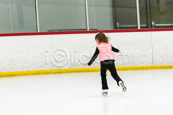 백인 사람 어린이 여자 인종 한명 JPG 포토 해외이미지 겨울 분홍색 스케이트 스포츠 얼음 연습 운동 해외202310 흰색