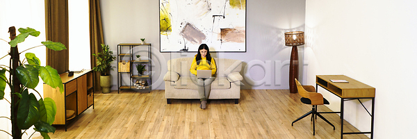 집중 백인 사람없음 성인 한명 JPG 포토 해외이미지 가로 거리 거실 교육 네트워크 노트북 디지털 라이프스타일 멀리 무선전화기 비즈니스 스터디 실내 앉기 업무 연결 온라인 온라인강의 인터넷 주택 직업 카피스페이스 통신 프리랜서 학습 해외202310 해외포토