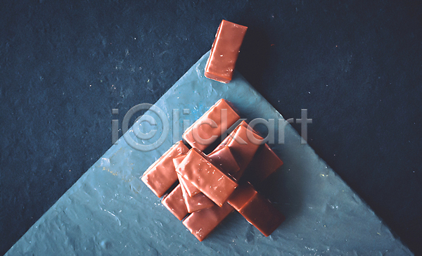 사람없음 JPG 포토 하이앵글 해외이미지 갈색 돌판 디저트 조각 초콜릿 파란색
