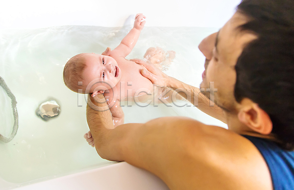 남자 남자만 두명 성인 아기 JPG 포토 해외이미지 목욕 씻겨주기 욕조 잡기 청결 해외202310