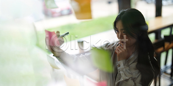 계획 설계 성공 아이디어 협력 20대 사람 성인 성인만 여자 청소년 한명 JPG 포토 해외이미지 가로 공책 교육 동료 문서 브레인스토밍 비즈니스 비즈니스우먼 사무실 수집 실내 오스트리아 옷입기 작업 작업실 작업장 조언 직업 창문 창조 컬러풀 해외202310 해외포토