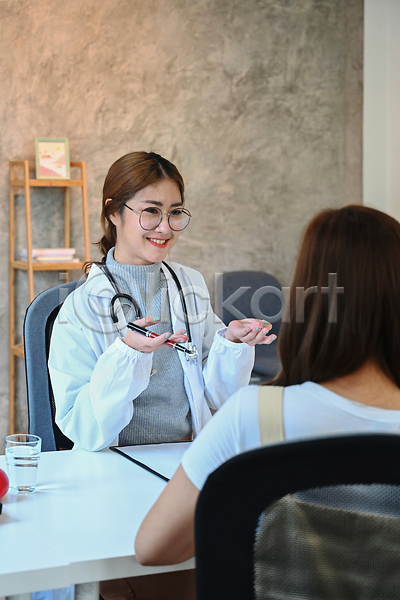 두명 성인 성인여자만 여자 JPG 뒷모습 포토 해외이미지 미소(표정) 상반신 손짓 의사 의사가운 잔 진료 펜