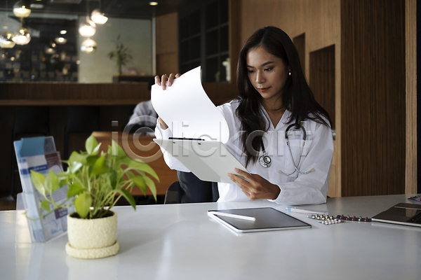 성인 성인여자한명만 여자 한명 JPG 포토 해외이미지 상반신 서류판 식물 알약 의사 진료 청진기 태블릿 태블릿펜 화분