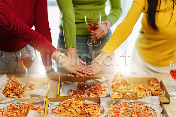 축하 함께함 행복 성인 성인여자만 세명 여자 JPG 포토 해외이미지 들기 무료이미지 손모으기 와인 잔 친구 파티 피자 해외202310 해외포토