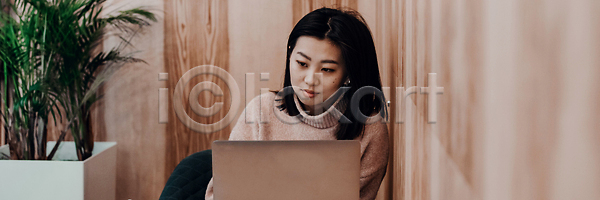 달콤 행복 동양인 사람 성인 여자 한명 JPG 포토 해외이미지 노트북 단절 독서 디저트 라이프스타일 목재 무선전화기 바쁨 배너 뷰티 비즈니스 비즈니스우먼 사업가 식당 아시아 업무 온라인 음료 인터넷 책상 카페 카피스페이스 커피 컴퓨터 컵 탁자 통신 프리랜서 학생 학습 한국 해외202310 해외포토 힙스터