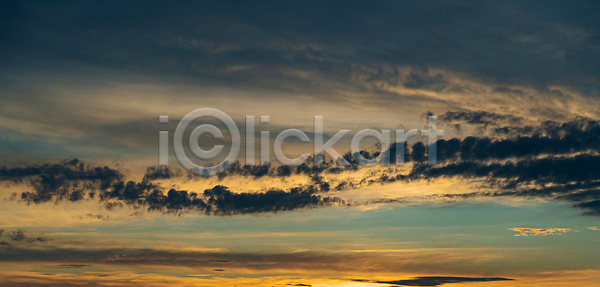사람없음 JPG 포토 해외이미지 공상 구름 날씨 노란색 마법 바다 반사 뷰티 빛 빨간색 새벽 수평선 스카이라인 아침 야외 오렌지 일몰 일출 자연 저녁 천국 컬러 태양 파도 파란색 풍경 하늘 해외202310 해외포토 햇빛 황금 황혼