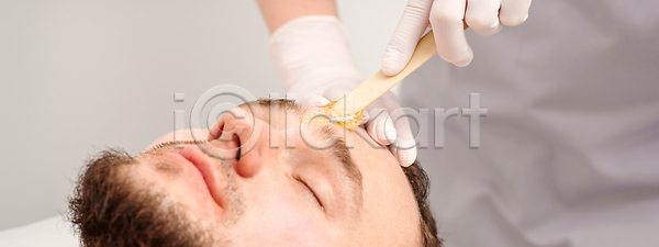 남자 사람 여자 한명 JPG 포토 해외이미지 가로 거짓말 관리 기술자 눈썹 돌봄 막대기 반죽 방법 배너 뷰티 삭제 상점 서비스 수염 스파 액체 약 얼굴 왁스 웰빙 위생관리 이마 장갑 제모 직업 청소 치료 피부 해외202310 해외포토