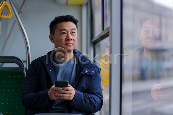 출장 남자 동양인 성인 성인남자한명만 한명 JPG 포토 해외이미지 들기 반사 버스 비즈니스맨 상반신 스마트폰 앉기 야외 창문 해외202310