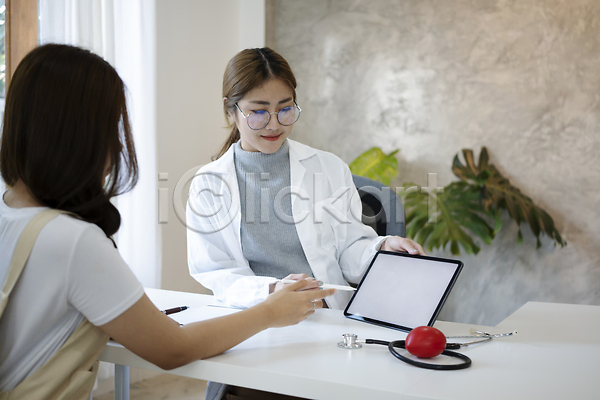 두명 성인 성인여자만 여자 JPG 포토 해외이미지 상반신 식물 안경낌 의사 의사가운 진료 책상 청진기 태블릿 태블릿펜