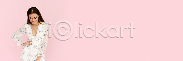 기쁨 우아함 행복 백인 사람 성인 여자 한명 JPG 포토 해외이미지 1 갈색머리 감정 고립 긍정 날씬함 낭만 드레스 라이프스타일 모델 미소 배너 백그라운드 분홍색 뷰티 서기 스타일 실내 여름 유행 카피스페이스 포즈 표현 해외202310 해외포토 흰색