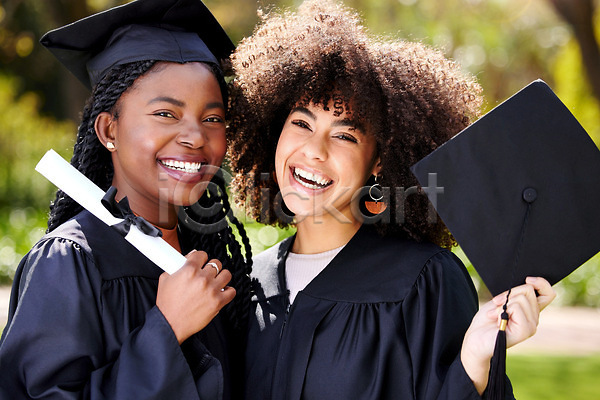 두명 백인 성인 성인여자만 여자 흑인 JPG 앞모습 포토 해외이미지 들기 상반신 웃음 졸업가운 졸업생 졸업식 졸업장 학교 학사모 해외202310