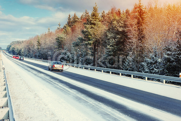 사람없음 JPG 포토 해외이미지 가로수 겨울 구름(자연) 나무 눈(날씨) 도로 숲 야외 자동차 자연 풍경(경치) 하늘 해외202310