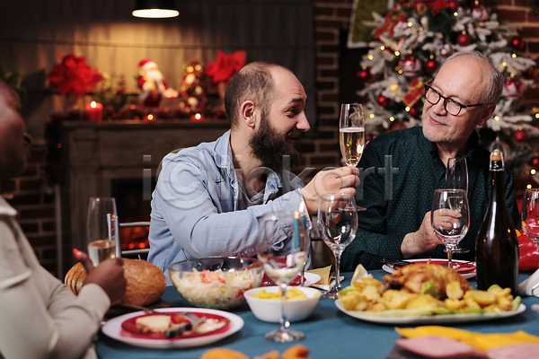 함께함 행복 남자 남자만 노년 두명 성인 JPG 앞모습 포토 해외이미지 가족 건배 대화 빛 상반신 샴페인 수저 식사 식탁 연말 음식 조명 크리스마스 파티 해외202310