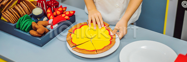 기쁨 행복 백인 소년 아기 어린이 한명 JPG 포토 해외이미지 가족 걸음마 게임 놀이 방 배너 숟가락 스크램블 식사 아들 앞치마 요리 요리사 유치원 음식 장난감 저녁식사 접시 주방 주택 채소 플라스틱 피자 학교 해외202310 해외포토 형제 흰색