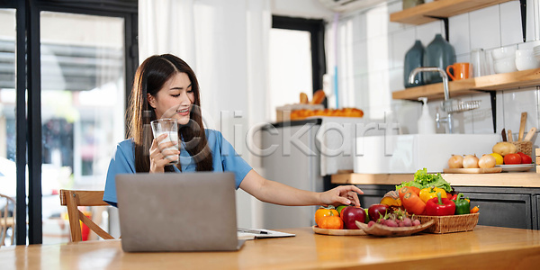 행복 휴식 동양인 사람 성인 여자 한명 JPG 포토 해외이미지 건강 내부 다이어트 라이프스타일 리빙 모바일 방 뷰티 스마트폰 식사 실내 아시아 아파트 앉기 요리 음료 음식 응시 일본 잡기 주방 주택 중국 탁자 한국 해외202310 해외포토