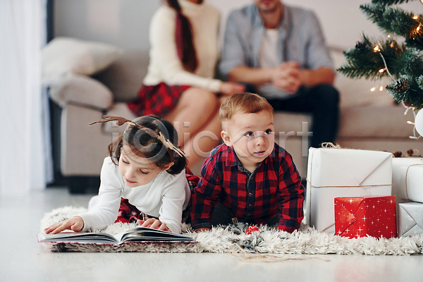 행복 남자 성인 소녀(어린이) 아기 어린이 여러명 여자 JPG 포토 해외이미지 가족 거실 겨울 머리띠 상반신 선물상자 소파 앉기 읽기 장식 책 카펫 크리스마스