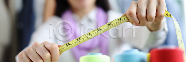 만족 사람 여자 한명 JPG 포토 해외이미지 가사 공예 공장 노동자 디자이너 미술 바느질 상점 상품 손 쇼핑 수리 스타일리스트 실 실타래 업무 옷 작업 작업실 잡기 장신구 재단 재단사 주택 지원 직업 직장 진짜 취미 측정 컨셉 컬러 컬러풀 테이프 해외202310 해외포토 핸드메이드