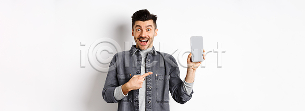 행복 흥분 남자 성인 성인남자한명만 한명 JPG 앞모습 포토 해외이미지 가리킴 들기 백그라운드 비즈니스 상반신 스마트폰 스크린 응시 해외202310 흰배경