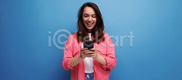 귀여움 30대 백인 성인 여자 한명 JPG 포토 해외이미지 갈색머리 고립 공백 긴머리 모바일 무료 백그라운드 비어있는 상업 셔츠 스마트폰 실내 옷 유럽 작업실 지역 청바지 카피스페이스 파노라마 해외202310 해외포토 핸드폰