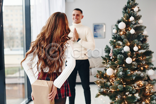 사랑 숨김 행복 남자 두명 성인 성인만 여자 JPG 포토 해외이미지 겨울 상반신 선물상자 장식 커플 크리스마스