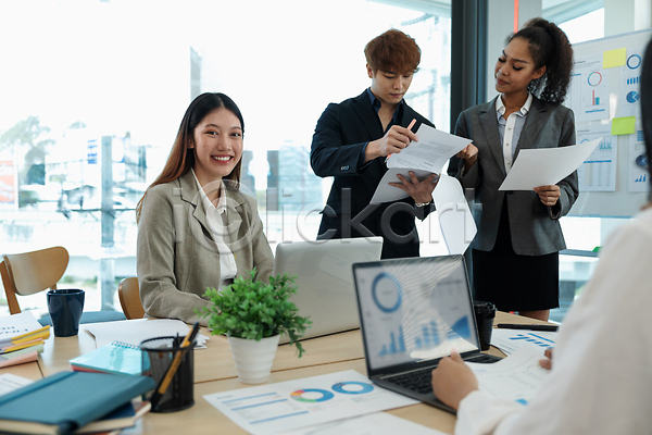 계획 마케팅 설계 성공 협력 백인 사람 여러명 여자 JPG 포토 해외이미지 경영 경영자 그룹 금융 노트북 대화 동료 브레인스토밍 비즈니스 비즈니스맨 비즈니스우먼 사무실 사업가 업무 작업 종업원 직업 직장 책상 컴퓨터 콜라보레이션 토론 통신 프로젝트 해외202310 해외포토 회사 회의