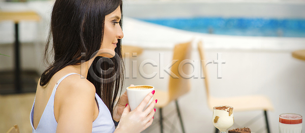 고급 상쾌 백인 사람 성인 여자 한명 JPG 옆모습 포토 해외이미지 1 단절 마시기 맑음 모델 뷰티 산업 손 슛 식당 아침식사 앉기 야외 어둠 음료 잡기 저녁식사 카페 커피 컵 탁자 프레임 해외202310 해외포토 햇빛 휴가 휴양지