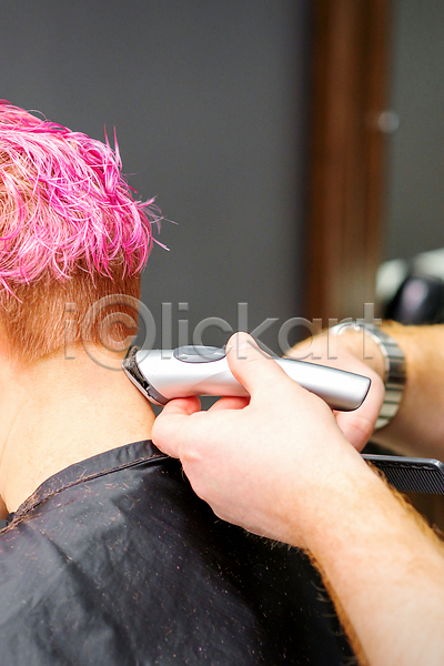 남자 두명 성인 성인만 여자 JPG 포토 해외이미지 머리손질 머리카락 미용사 미용실 바리깡 분홍색 상반신 짧은머리 해외202310