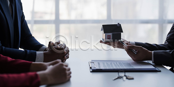 계약 성공 투자 행복 사람없음 JPG 포토 해외이미지 거래 고객 구매 금융 대출 돈 떨림 렌탈 문서 보험 부동산중개인 비즈니스 비즈니스맨 사무실 상담원 상업 서명 세일 소유 손 아파트 악수 열쇠 재산 주택 중개인 진짜 컨셉 판매 해외202310 해외포토 흔들림