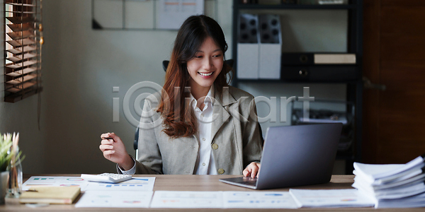계획 마케팅 분석 성공 성장 절약 투자 한명 JPG 포토 해외이미지 경영 경제 계산 계산기 계산서 계좌 그래프 금융 노트북 돈 문서 보고서 비용 상담 세금 수입 예산 이익 정보 주식 직업 직장 통계 펜 해외202310 해외포토 회계 회계사 회사
