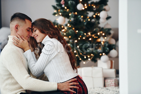 사랑 행복 남자 두명 성인 성인만 여자 JPG 옆모습 포토 해외이미지 겨울 마주보기 상반신 선물상자 안기 장식 커플 크리스마스 크리스마스트리