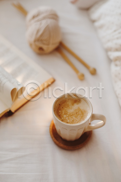 따뜻함 분위기 사람없음 JPG 포토 해외이미지 겨울 뜨개질 라떼 접기 책 천(직물) 커피 컵 털실