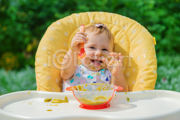 지저분함 아기 여자 여자아기한명만 한명 JPG 아웃포커스 앞모습 포토 해외이미지 들기 먹기 상반신 숟가락 앉기 채소 해외202310